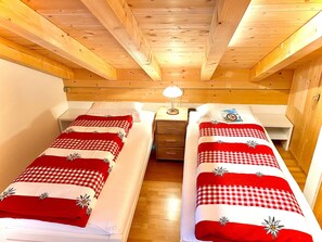 ستائر تعتيم ومكواة/لوح كي وواي فاي مجانًا وملاءات أسرّة