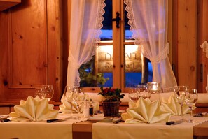 Se sirven comidas, cenas y cocina local 