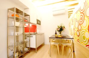 Studio (3 people) | In-room dining - Pop Art Lofts (Barcelona)