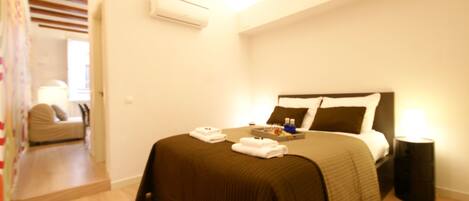 Studio (3 people) | Värdeförvaringsskåp på rummet och arbetsyta för laptop