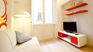 Studio (3 people) | Living room | Plasma TV - Pop Art Lofts (Barcelona)
