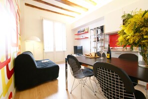 Studio (3 people) | Living room | Plasma TV - Pop Art Lofts (Barcelona)