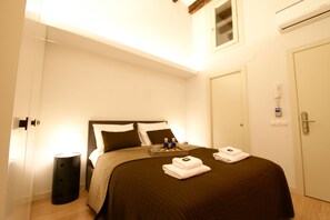 Studio (3 people) | In-room safe, laptop workspace, iron/ironing board, cots/infant beds - Pop Art Lofts (Barcelona)