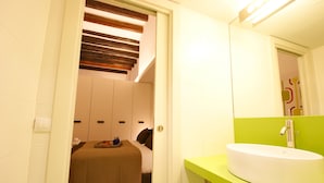 Studio (3 people) | Bathroom | Shower, towels - Pop Art Lofts (Barcelona)