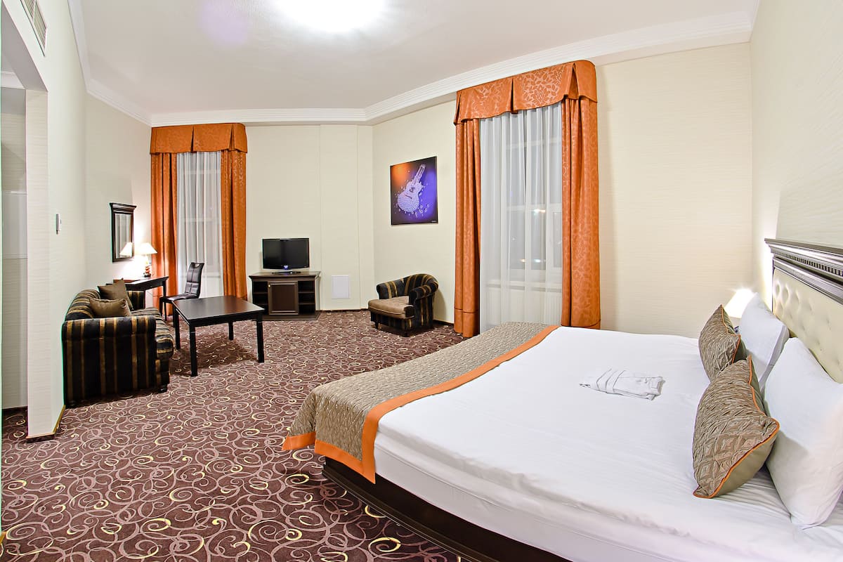 Hypo-allergenic bedding, minibar, in-room safe, desk