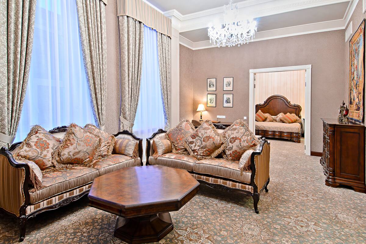 Ein traditionell eingerichteter Raum mit zwei Sofas, einem Couchtisch und einem Bett.