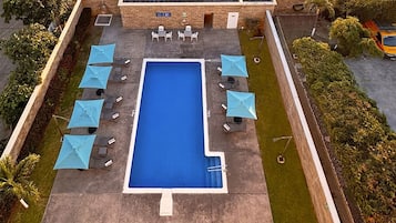 Außenpool, geöffnet von 08:00 Uhr bis 20:00 Uhr, Sonnenschirme