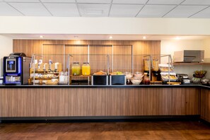 A buffet counter with a coffee machine, juice dispensers, and various food items. - City Express by Marriott Ciudad del Carmen (Ciudad del Carmen)
