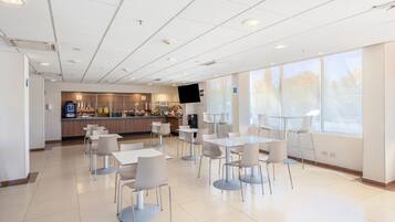 ๋งค์ผ ํ ๋ธ๋ ํผ์คํธ ๋ฌด๋ฃ ์์นจ ์์ฌ ํฌํจ