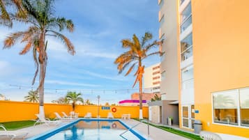 Una piscina al aire libre