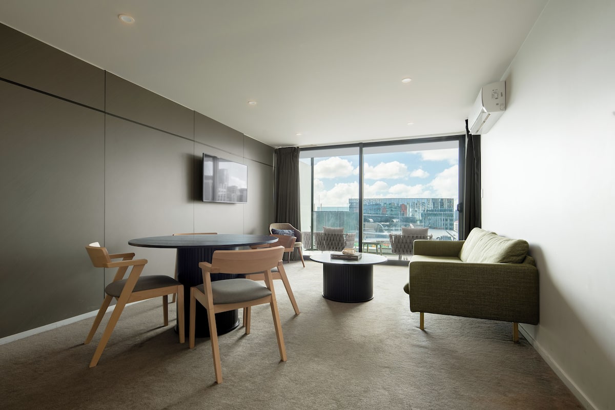 Apartamento ejecutivo, vistas al puerto | Zona de estar | Una televisión LCD