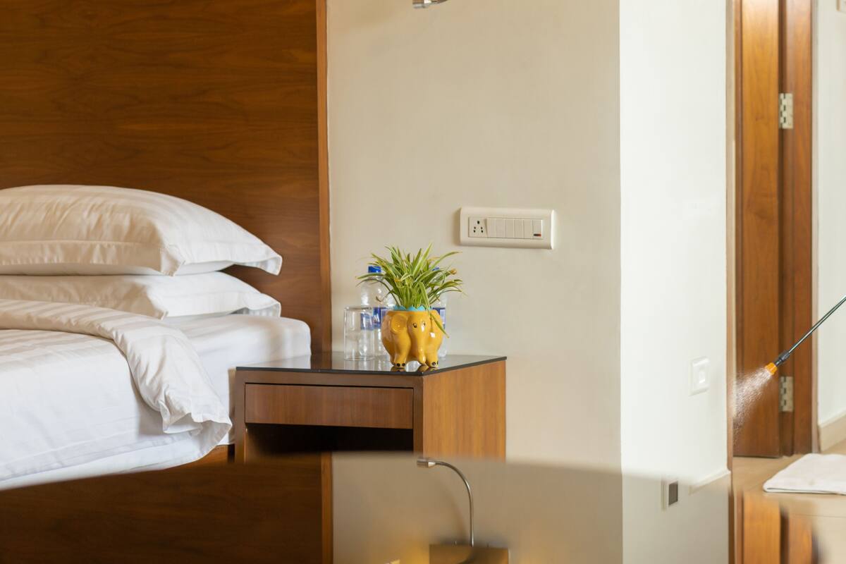 superior room, 1 king bed, smoking | minibar, in-room safe, desk, soundproofing