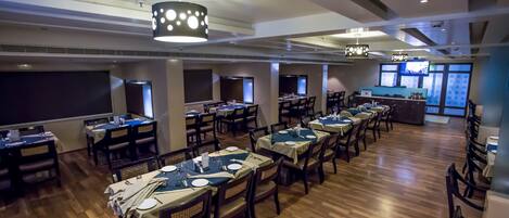 Breakfast, lunch, dinner served; Indian cuisine