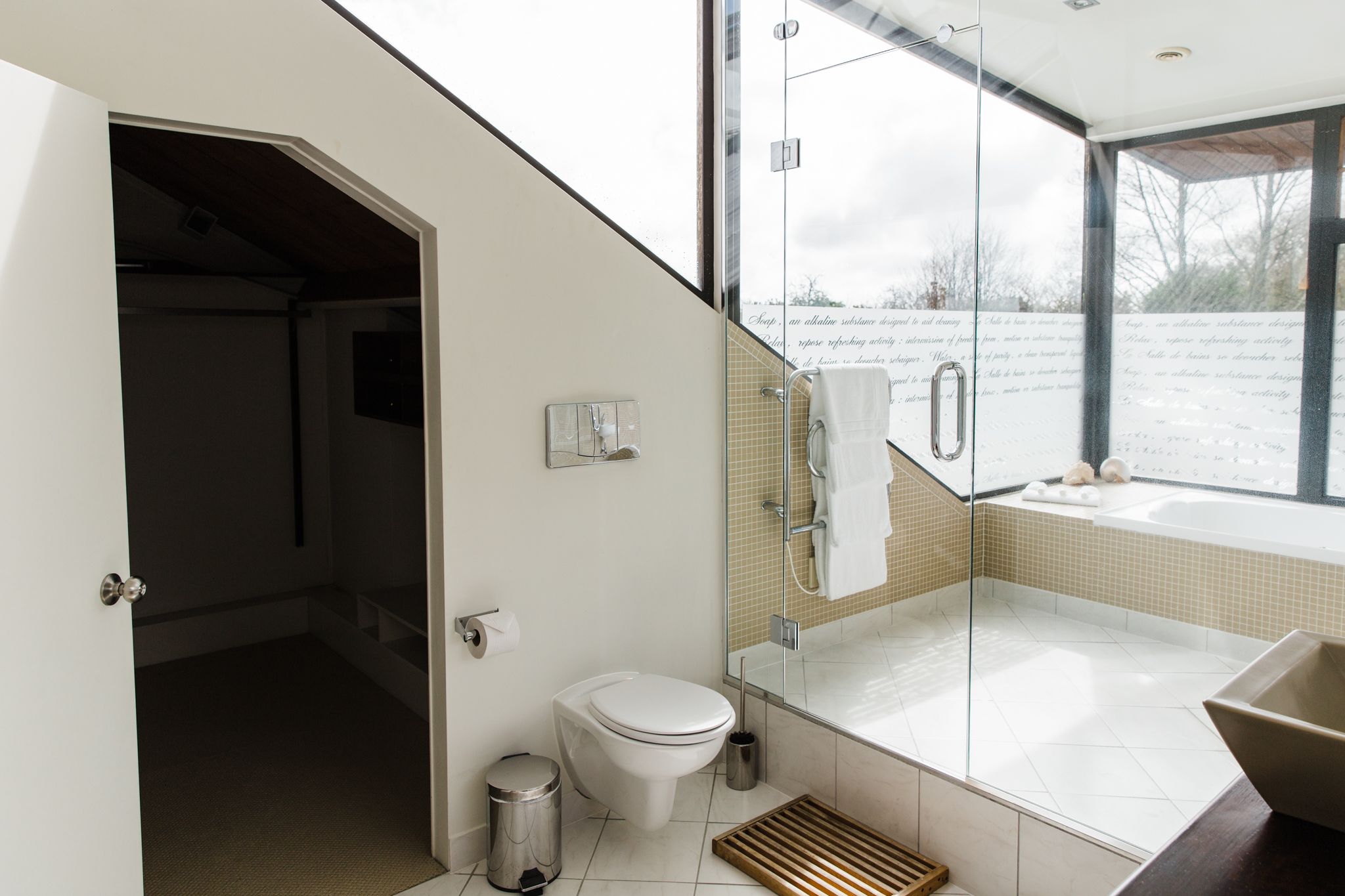 standard suite, multiple bedrooms, non smoking, kitchenette (tree tops apartment) | bathroom | free toiletries, hair dryer, towels, soap