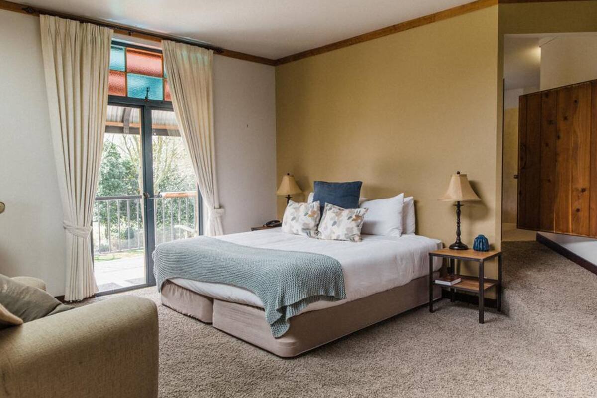 deluxe suite | premium bedding, individually decorated, individually furnished, desk