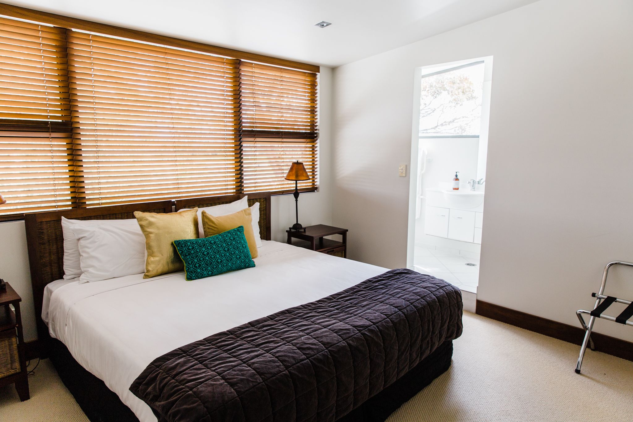 Suite estándar, varias habitaciones, para no fumadores, cocineta (Tree Tops Apartment) | Ropa de cama de alta calidad y escritorio 
