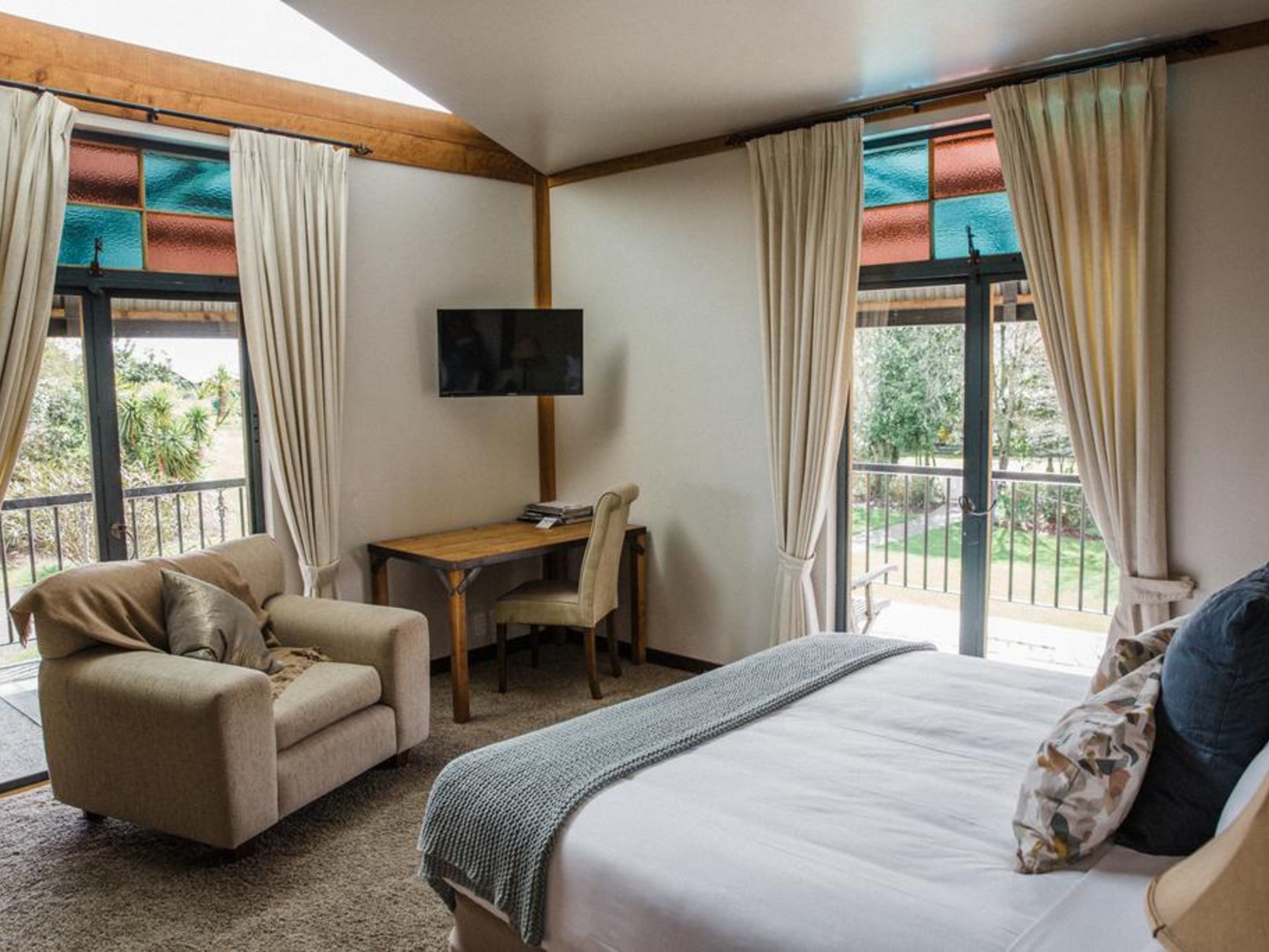 deluxe suite | premium bedding, individually decorated, individually furnished, desk