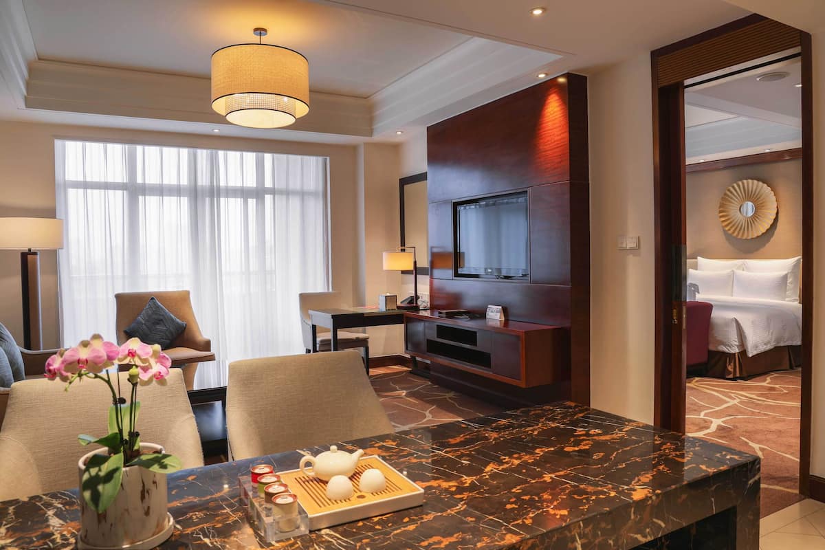 Deluxe Suite, 1 King Bed, Balcony, Sea View