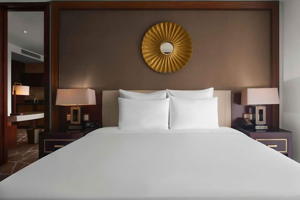 Executive Suite, 1 King Bed, Balcony, Sea View