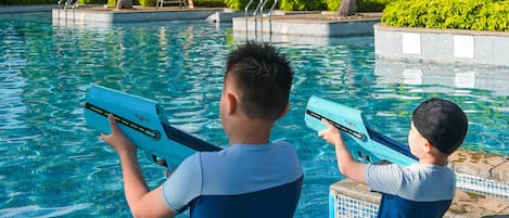 Piscine extérieure, cabanons gratuits, parasols de plage