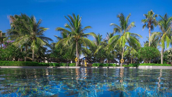 室外游泳池，08:00 至 22:30 开放，免费小屋，池畔遮阳伞