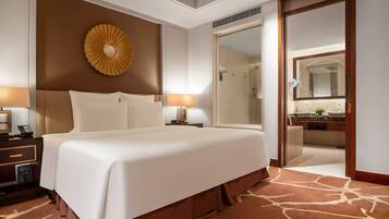 Suite junior, 1 cama de matrimonio grande, balcón, vistas al río | Minibar, caja fuerte, escritorio y cortinas opacas