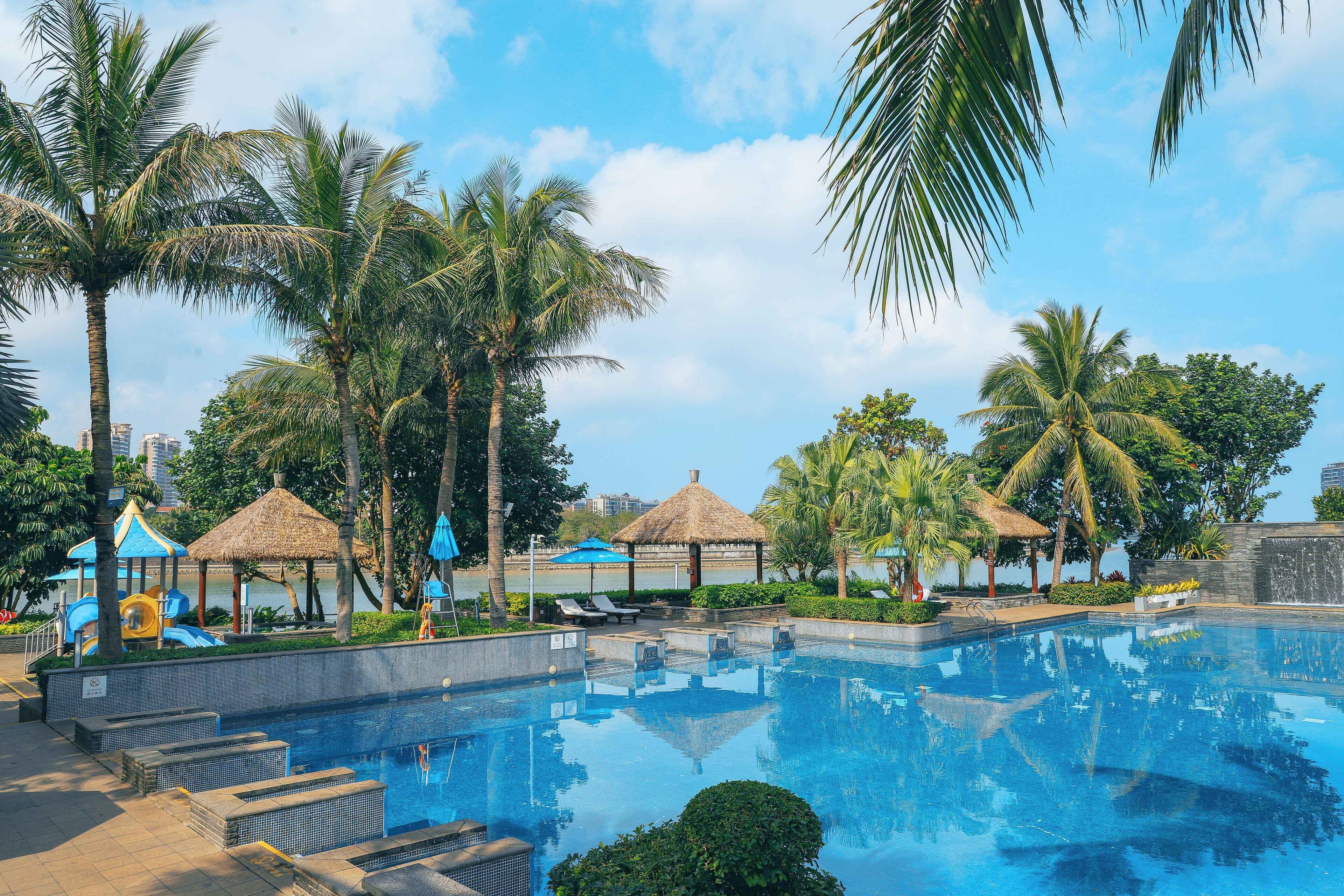 Hồ bơi ngoài trời, mở cửa từ 8:00 đến 22:30, lều miễn phí 