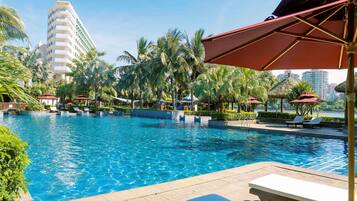 Piscina externa, funciona das 8h às 22h30, barracas de cortesia