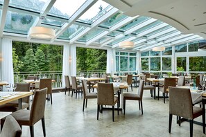 Breakfast, lunch, dinner served; Regional cuisine, alfresco dining  - Hotel am Badersee (Grainau)