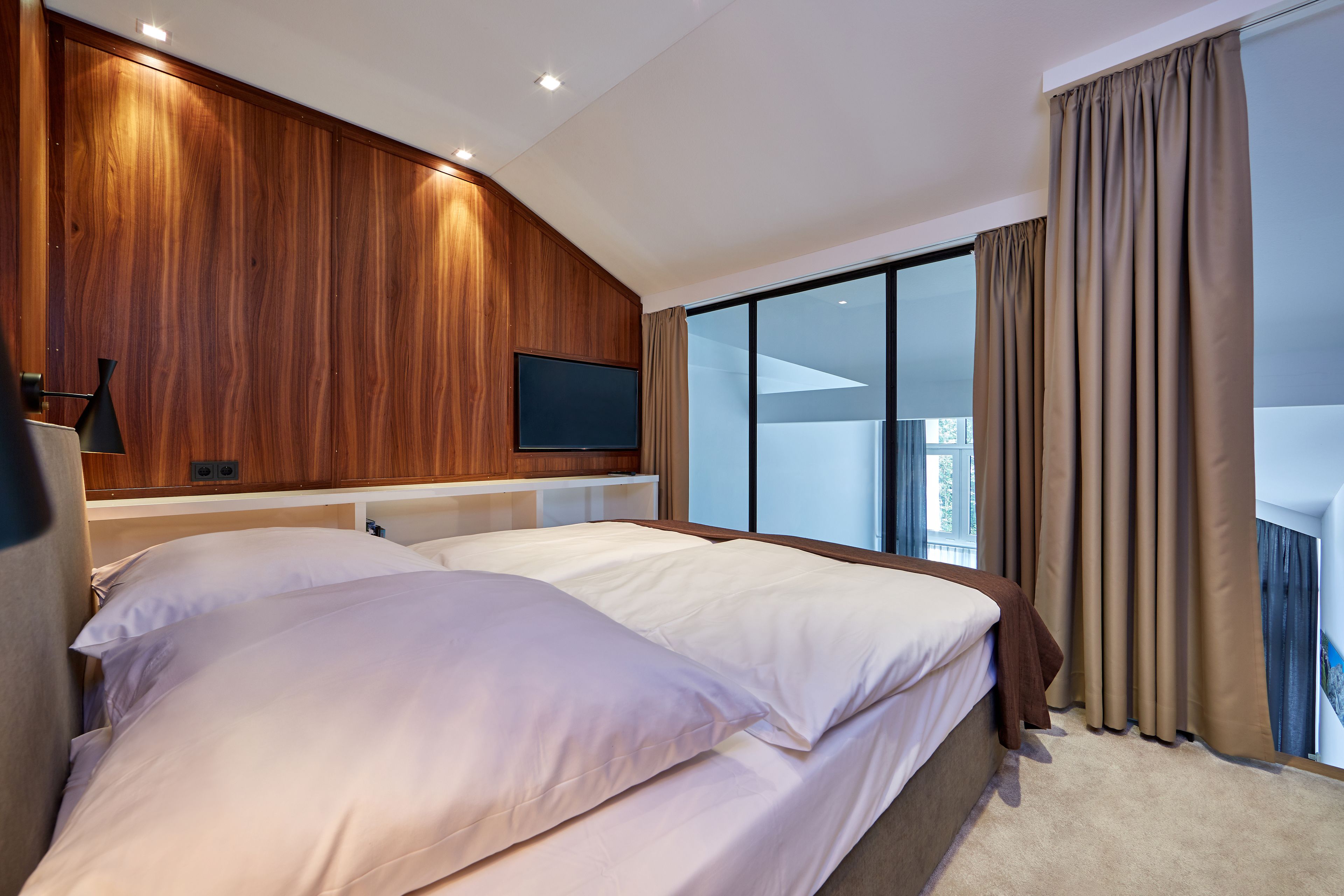 suite (lake house) | 1 bedroom, hypo-allergenic bedding, in-room safe, desk
