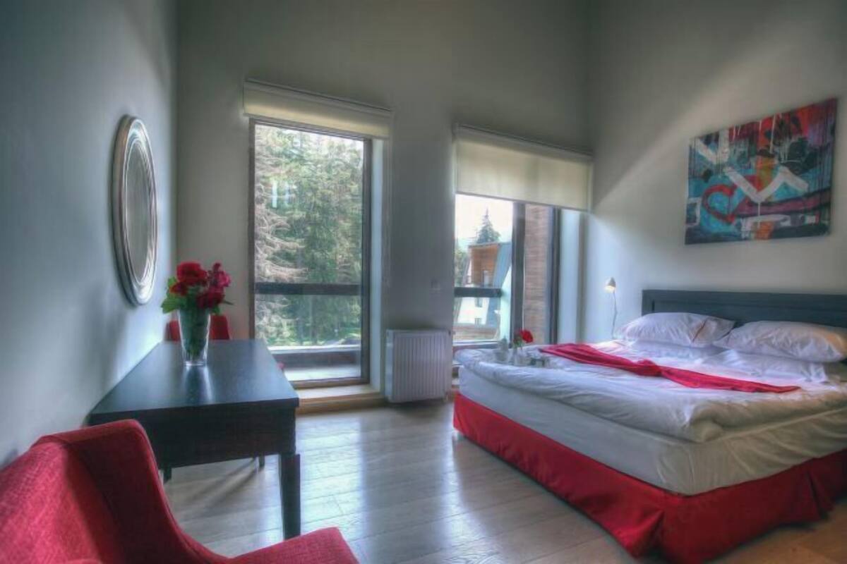 Premium bedding, down comforters, in-room safe, desk