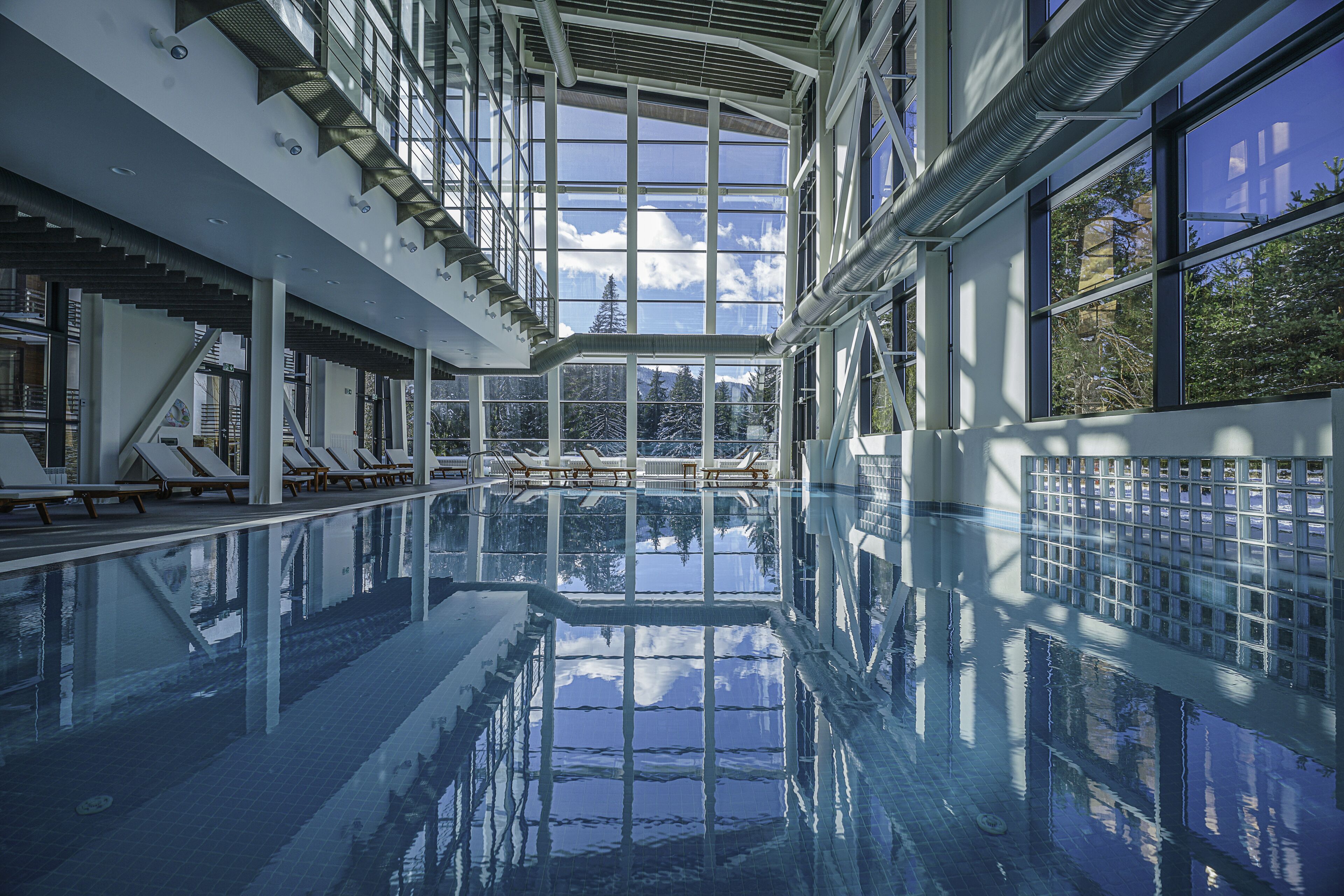 2 albercas techadas, acceso de 11:00 a 20:00, y camastros 