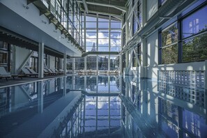 2 albercas techadas, acceso de 11:00 a 20:00, y camastros