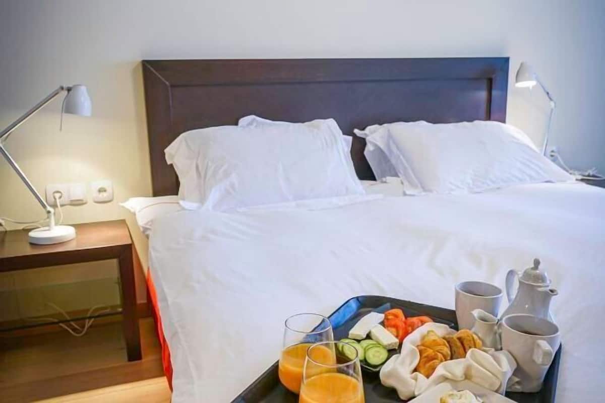 Premium bedding, down comforters, in-room safe, desk