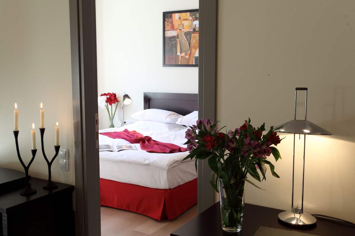 2 bedrooms, premium bedding, down duvets, in-room safe