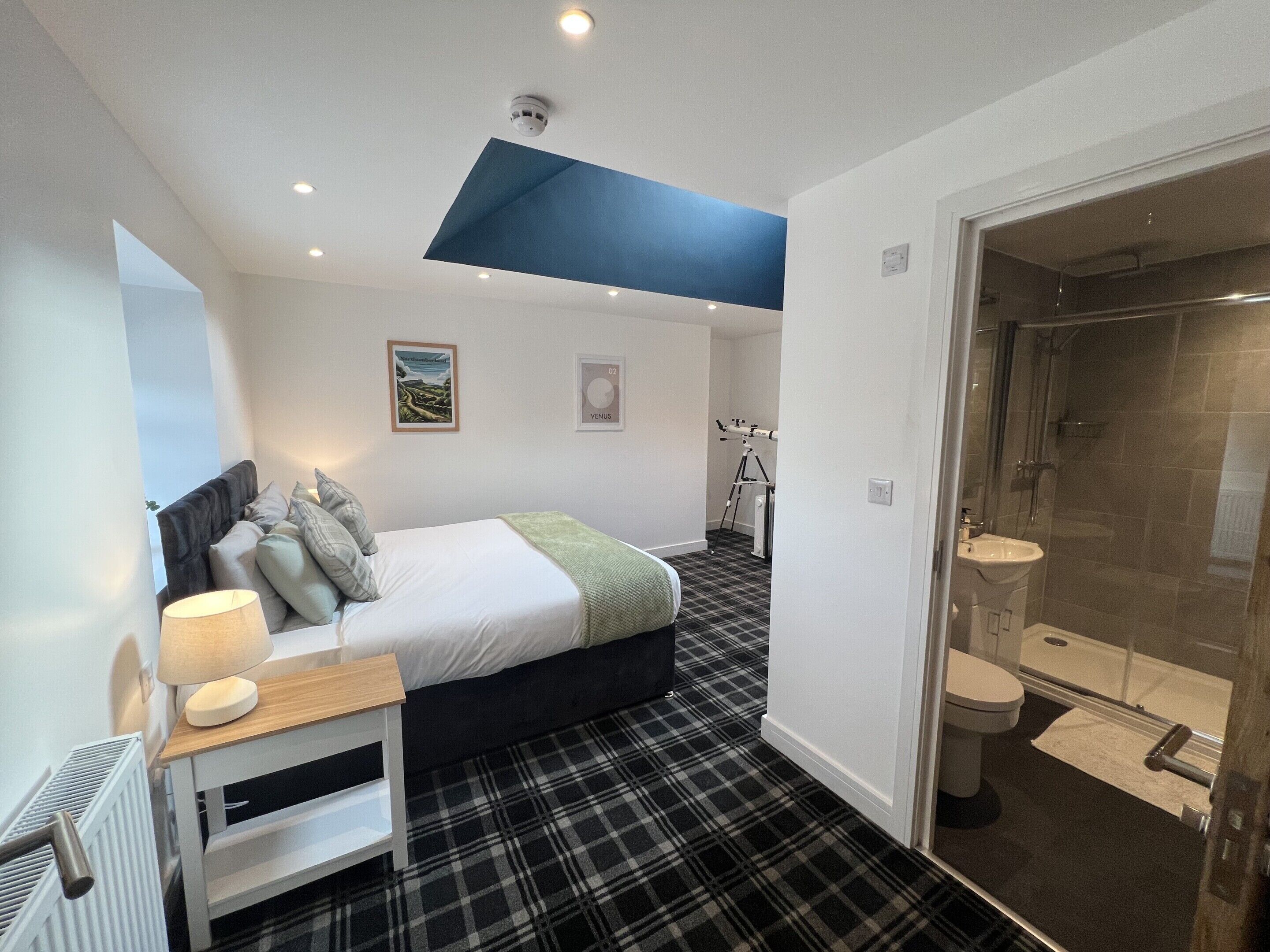 Kahden hengen comfort-huone, kylpyhuone makuuhuoneen yhteydessä, näköala pihalle (Observatory 2)