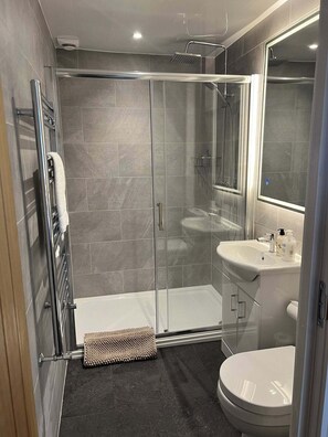 Quarto casal conforto, suíte, vista para o pátio