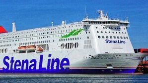 Un gran crucero con el nombre 