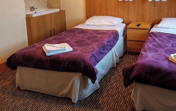 Standard Double or Twin Room, Shared Bathroom - Bridge Guest House (Ipswich)