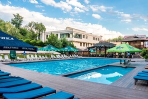 Outdoor pool - Saraishyq Hotel (Almaty)