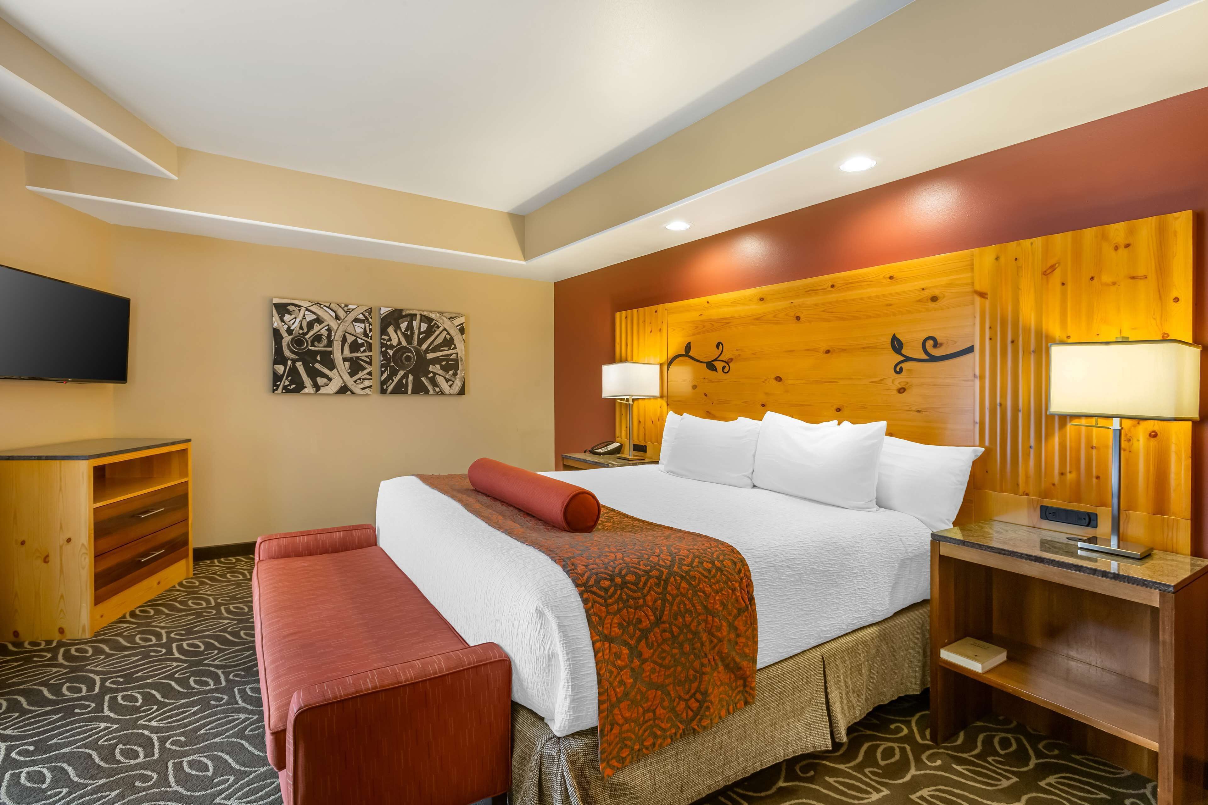 Suite, 1 King Bed, Non Smoking | Desk, blackout drapes, iron/ironing board, WiFi (free)
