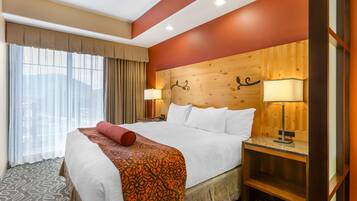 Een bureau, verduisterende gordijnen, een strijkplank/strijkijzer