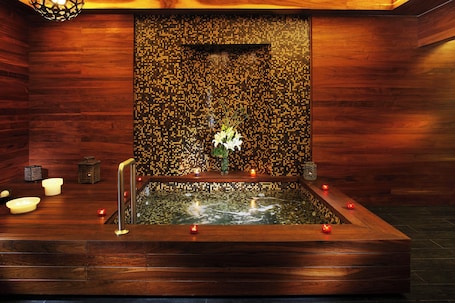 Un sauna, una bañera de hidromasaje, tratamientos corporales