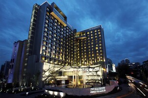 Hotel JW Marriott con diseño moderno, varios pisos y ventanas iluminadas.