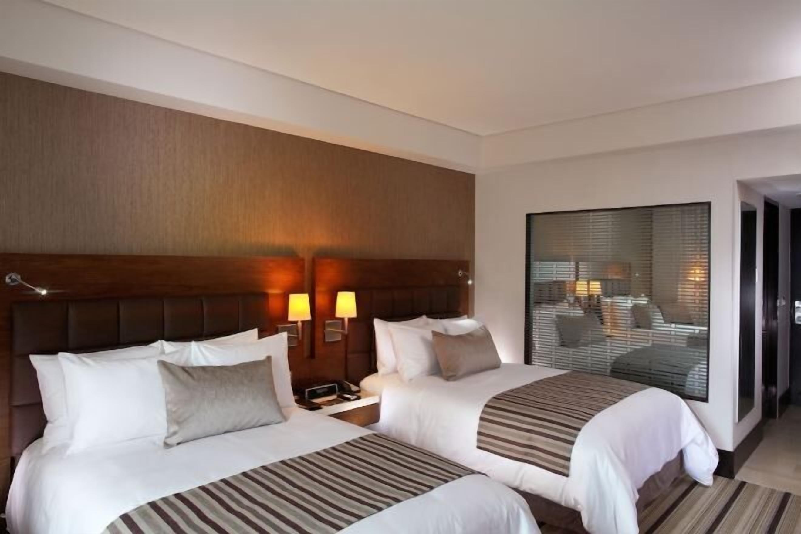 エジプト綿のシーツ、高級寝具、羽毛の掛け布団、セーフティボックス (室内)