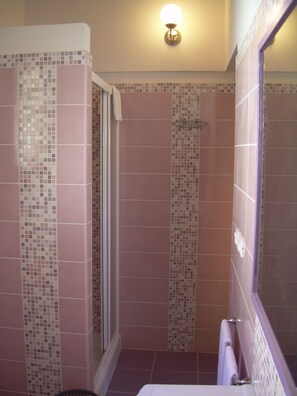 Douche, douche à « effet pluie », articles de toilette gratuits, bidet