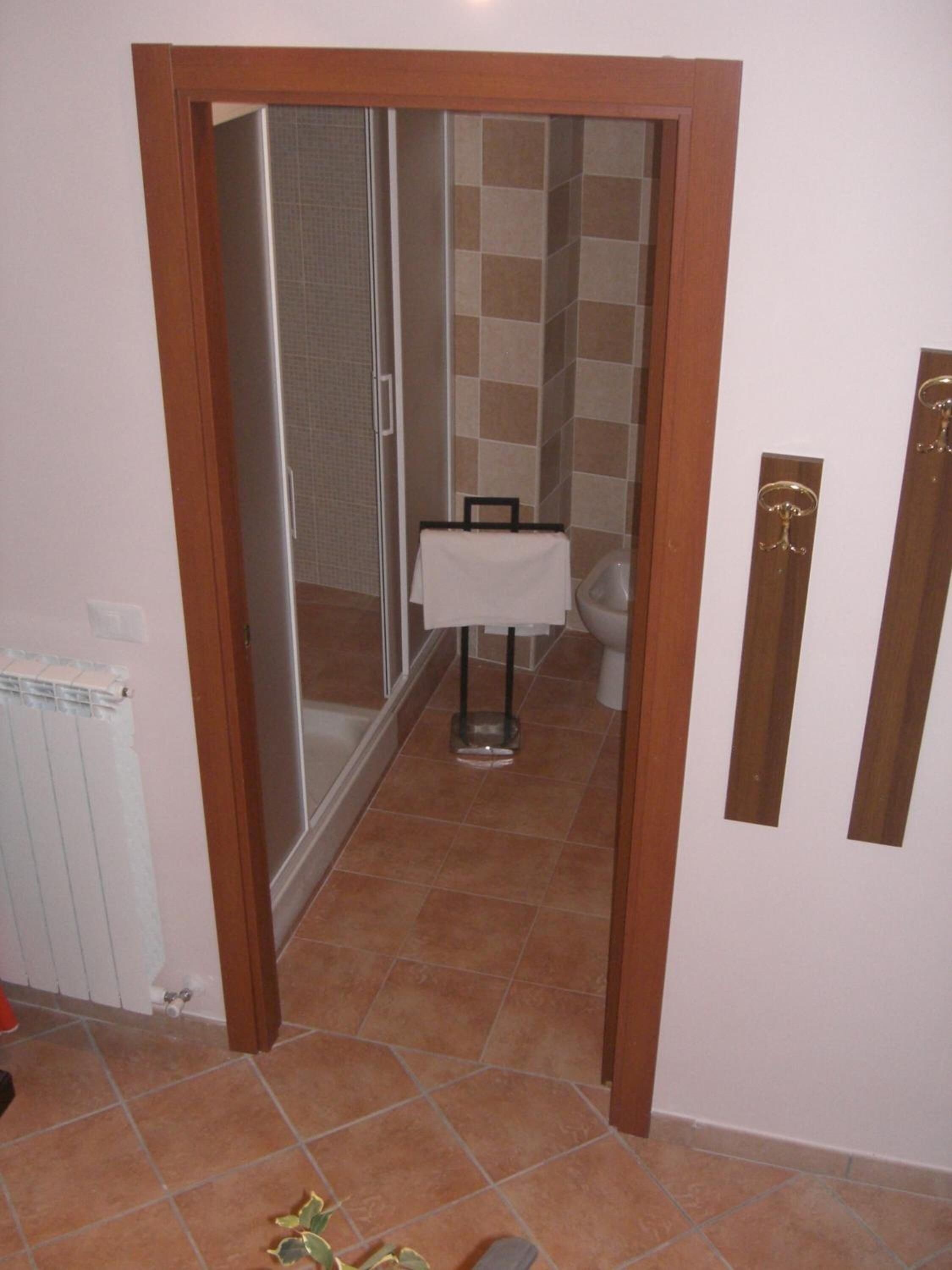 combined shower/bathtub, free toiletries, hair dryer, bidet