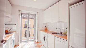 Geladeira, micro-ondas, fogão, cooktop