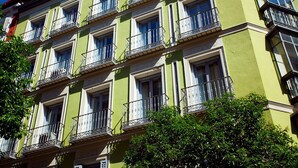 Un edificio de varios pisos con balcones y ventanas.