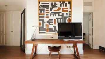1 habitación, minibar, tabla de planchar con plancha y cunas gratuitas